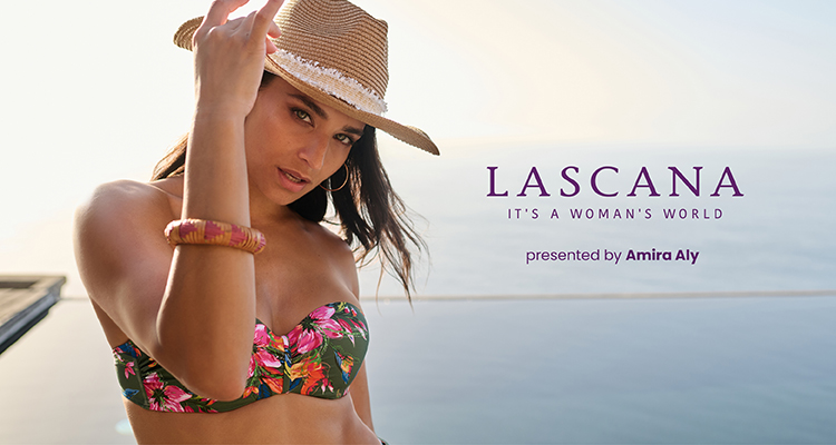 bunter Bikini mit Frau am Strand von Lascana