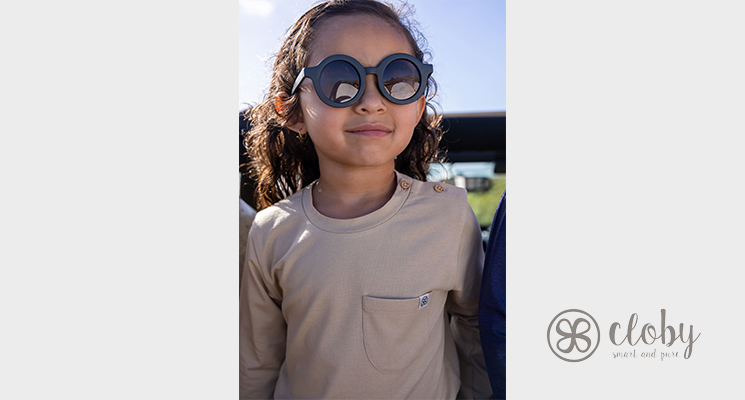 Mädchen mit schwarzer Sonnenbrille und beigem T-Shirt von Cloby