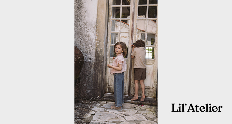 Kinder in sommerlichen Outtfits der Marke Lil`Atelier