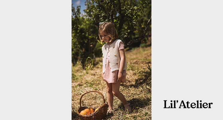 Mädchen auf Obstwiese beim Orangen sammeln in rosefarbenem Kleid und cremefarbener Strickweste von Lil`Atelier