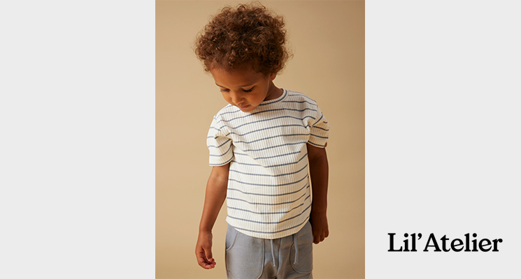 Kleiner Junge in grauer Jogginghose und weiß gestreiftem T-Shirt von Lil`Atelier
