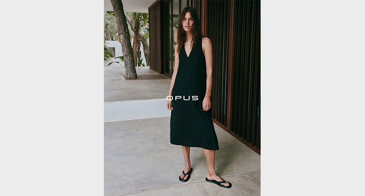 Stehende Frau in schwarzem Kleid von Opus