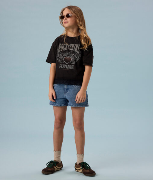 Reduziertes Mädchen T-Shirt name it Gr. 128 – 164 in schwarz mit Aufdruck und Mädchen Jeans Shorts name it Gr. 128 – 164 in blau
