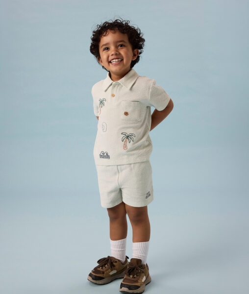 Reduziertes Jungen Polo Shirt name it Gr. 92 – 128 in weiß mit Palmen und reduzierte Jungen name it Shorts Gr. 92 – 128