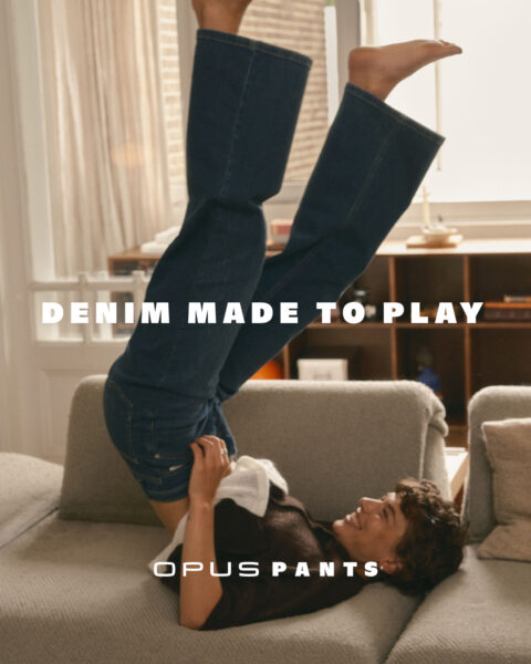 OPUS PANTS_Play Event in der Damenabteilung. Opus Pants Hose kaufen und gratis Top erhalten. Frau mit blauer Jeans welche auf Bewegungsfreiheit deutet