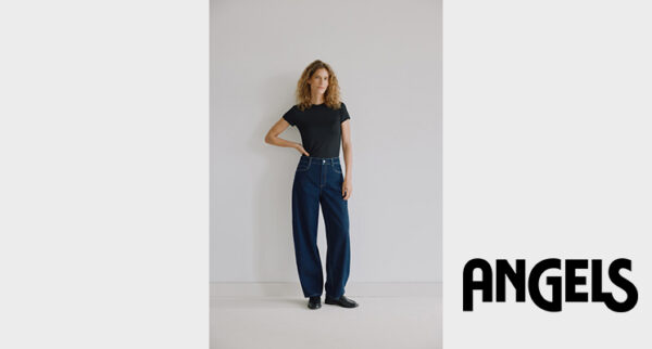 Stehende Frau trägt schwarzes T-Shirt und dunkelblaue Jeans von Angels
