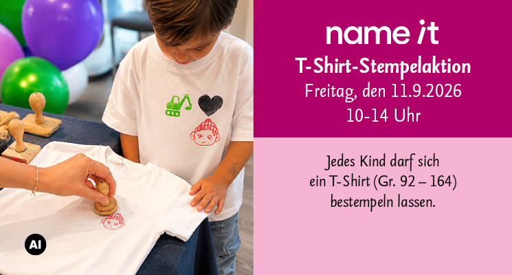 KI-generiertes Bild wo ein Kind bei der Stempelaktion von name it beim Bestempeln zusieht und das Kind selbst ein bestempeltes T-Shirt trägt
