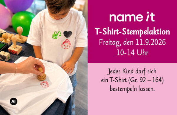 KI-generiertes Bild wo ein Kind bei der Stempelaktion von name it beim Bestempeln zusieht und das Kind selbst ein bestempeltes T-Shirt trägt