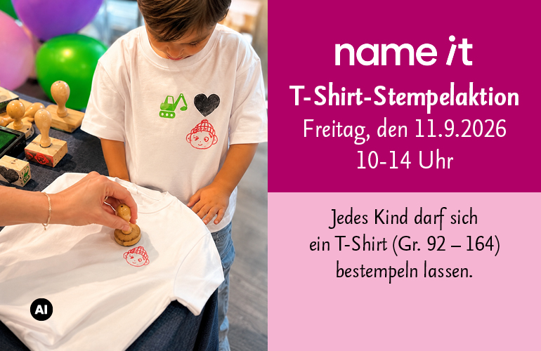 KI-generiertes Bild wo ein Kind bei der Stempelaktion von name it beim Bestempeln zusieht und das Kind selbst ein bestempeltes T-Shirt trägt