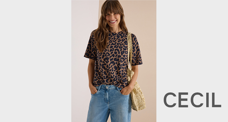 Stehende Frau in T-Shirt mit schwarzbrauner Leo Optik und blaue Jeans von Cecil