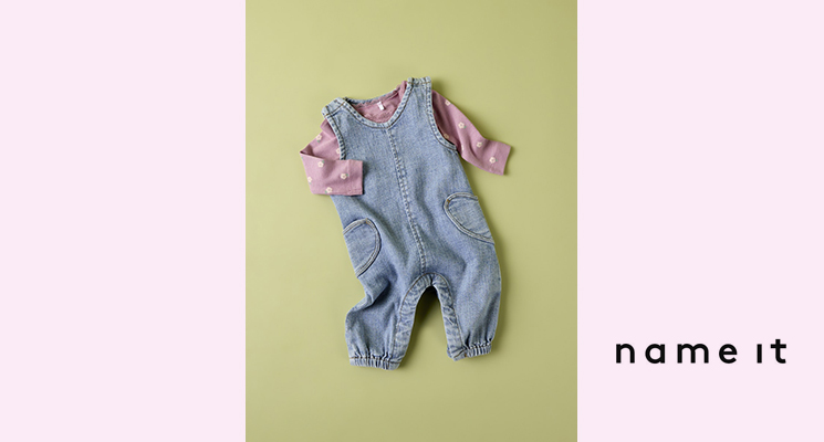 Jeansstrampler und rosa Langarmshirt von Name it