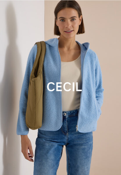 Dame mit weißem Shirt und blauer Teddyjacke von Cecil
