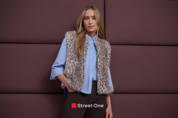 Damen in blauer Bluse und Leokuschelweste von Street One