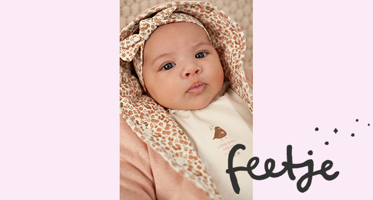 Baby Mädchen mit rosa Jäckchen mit Motiven auf der Jackeninnenseite, Stirnband und weißem Shirt mit Vogel von Feetje