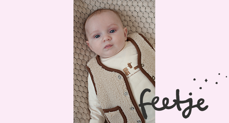 Baby Junge trägt Teddyweste in beigebraun mit weißem Langarmshirt mit Motiven von Feetje