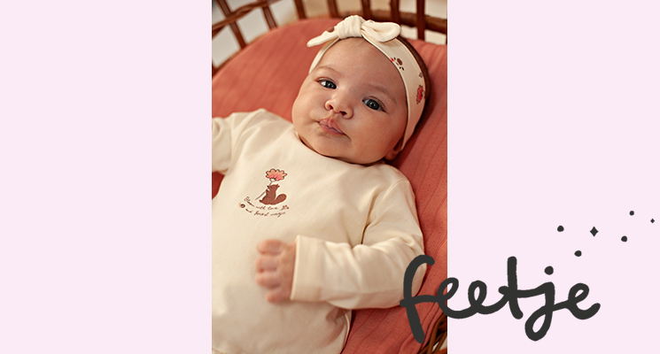 Baby Mädchen trägt weißes Langarmshirt mit Eichhörnchen Motiv und weißes Stirnband von Feetje