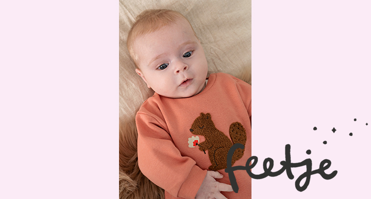 Baby Junge trägt orangefarbenes Langarmshirt mit Eichhörnchen Motiv von Feetje