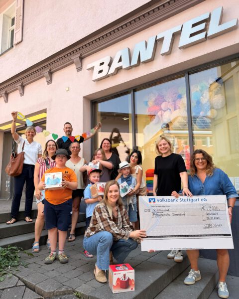 Scheckübergabe der Geschäftsleitung Bantel an die Rektorin, Lehrer und Schüler der Fröbelschule Schorndorf