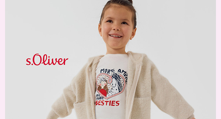 Mädchen in weißem Printshirt mit cremefarbener Teddyjacke von S. Oliver