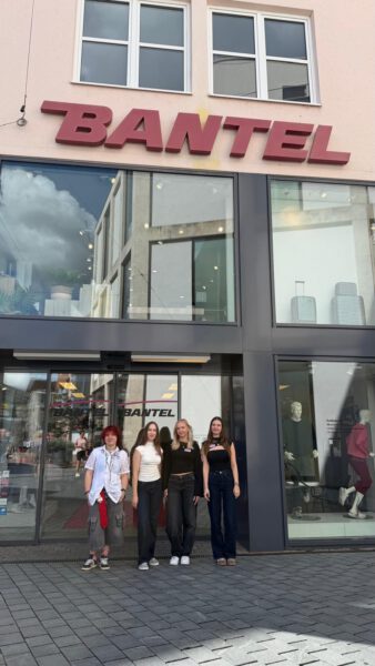 4 neue Auszubildende stehen vor dem Bantel Kaufhaus zum Start ihrer Ausbildung
