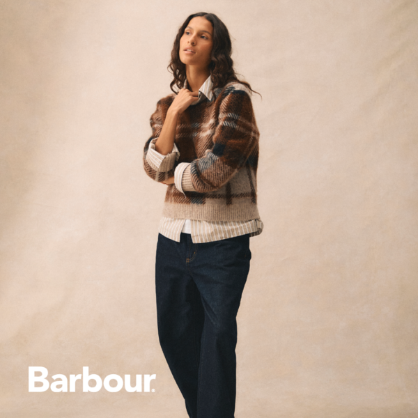 Frau mit kariertem Wollpullover in beige dunkelbraun von Barbour