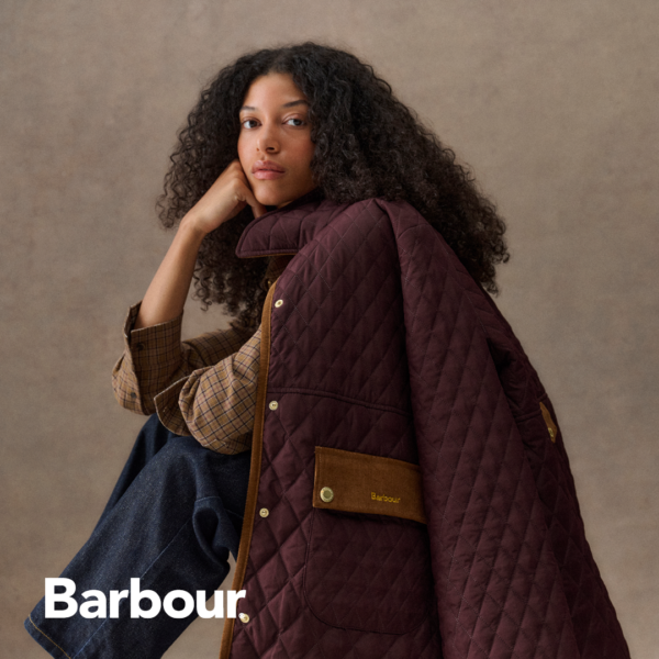 Frau mit bordeauxfarbener Jacke von Barbour