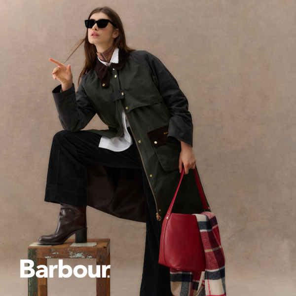 Frau mit khakifarbener Jacke von Barbour
