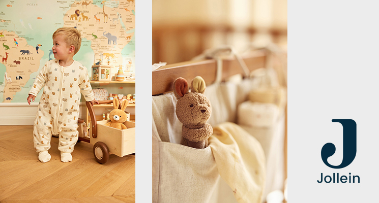 Stehendes Kind in Schlafsack mit Füßen inklusive Tiermotiven in braun am Lauflernwagen mit braunem Hasen inliegend sowie Bild mit Spielhase am Bett von Jollein