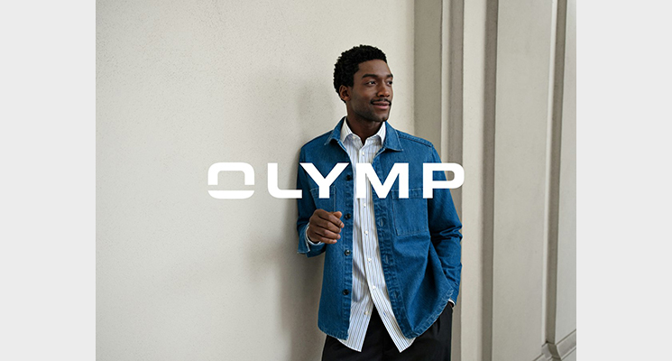 Mann trägt blaues Jeanshemd über weiß blau gestreiftem Freizeithemd von Olymp