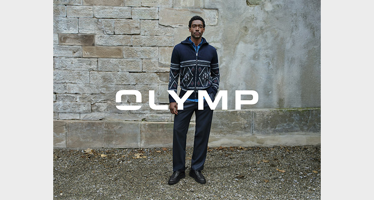 Mann trägt Strickjacke in blau mit Streifen und Karos sowie dunkelblauer Stoffhose von Olymp