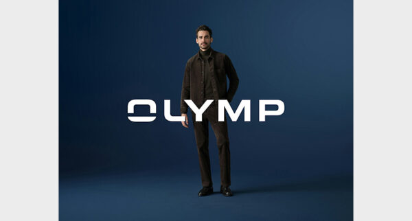 Mann in dunkelbraunem Cordhemd und Rollkragenpullover sowie dunkelbrauner Cordhose von Olymp