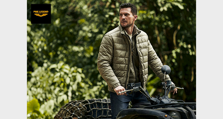 Mann auf Fahrrad mit khakifarbener Übergangsjacke und blauer Jeans von PME Legend