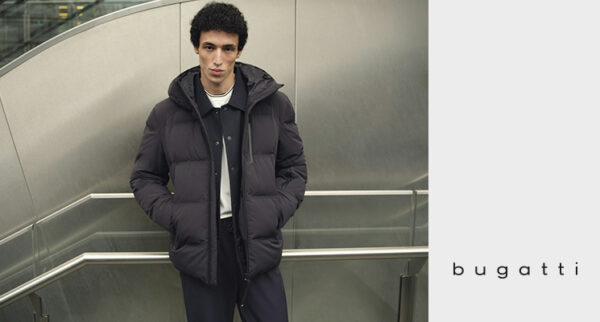 Anthrazitfarbene Winterjacke mit Kapuze, blauem Hemd und blauer Stoffhose von Bugatti