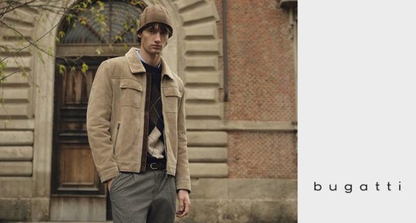 Mann mit beiger Wollmütze, beiger Cordjacke, kariertem Pullover und grauer Hose von Bugatti