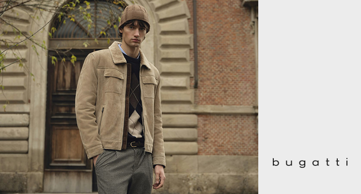 Mann mit beiger Wollmütze, beiger Cordjacke, kariertem Pullover und grauer Hose von Bugatti