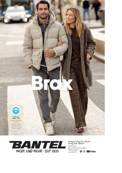 BRAX Prospekt Titelseite mit Mann in beiger Daunen Jacke SAM, blauem Pullover SÖREN und grauer Cord Chino PHIL sowie Frau mit braun karierter Hose MAINE, braunem Pullover LESLEY sowie braun kariertem Mantel YASMIN Gürte