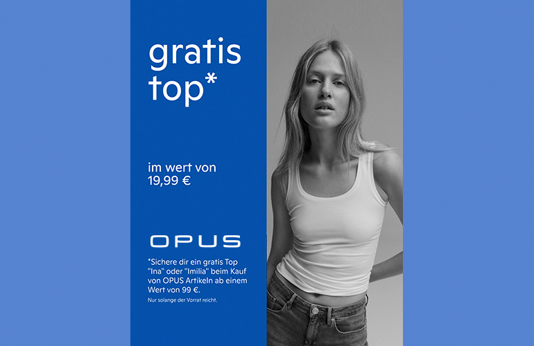 Stehende Frau mit weißem Top und grauer Jeans zur Bewerbung der On Top Aktion von OPUS. Gratis Top ab Einkaufswert von 99 Euro bei OPUS Artikeln bis 22.10.2026