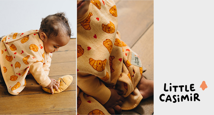 Latz mit Croissant Motiv an krabbelndem Jungen von Little Casimir