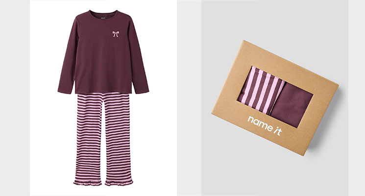 Mädchen Schlafanzug mit bordeauxfarbenem Langarmshirt und bordeaux weiß gestreifter Hose in Geschenkverpackung von Name it