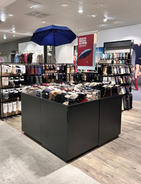 Beim Einkauf von mindestens 20 Euro bei Esprit Socken oder Strumpfhosen erhält man gratis Regenschirm dazu. Aufgebaut in großer Schütte mit Plakat und Regenschirm in der Sockenabteilung