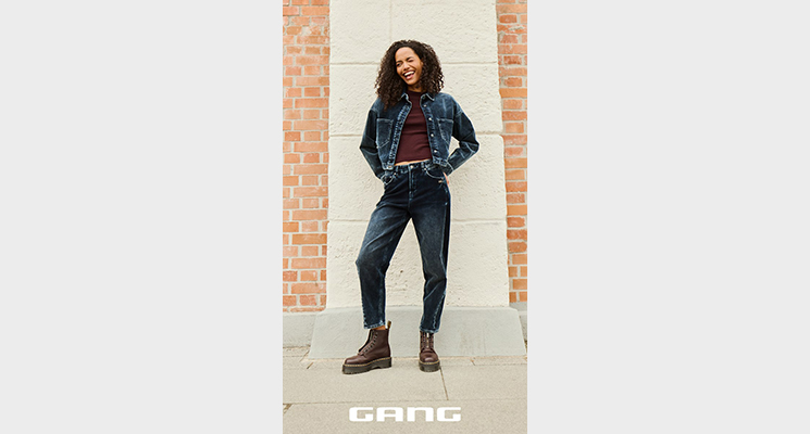 Frau mit blauer Jeansjacke und Jeans sowie bordeauxfarbenem Shirt von Gang