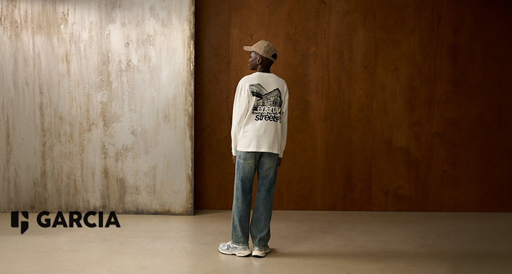 Junge mit weißem Langarmshirt mit Backprint Stadtmotiv und blauer Jeans von Garcia