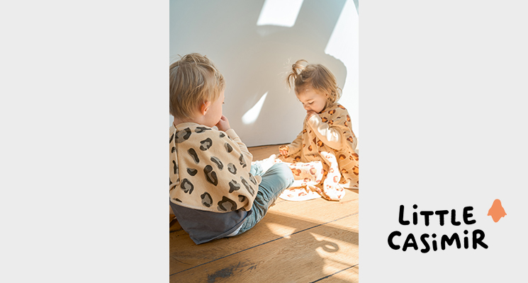 2 sitzende Kleinkinder mit Lätzen in verschiedenen Motiven von Little Casimir