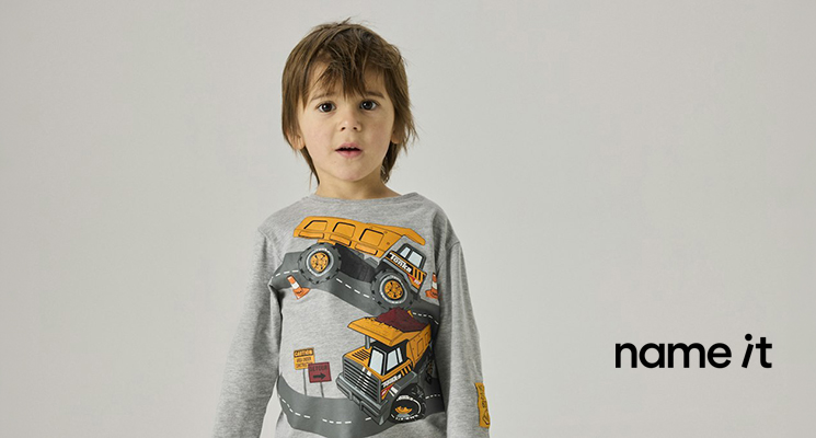 Junge in grauem Langarmshirt mit Baustellenfahrzeugen und Straßenmotiv von Name it