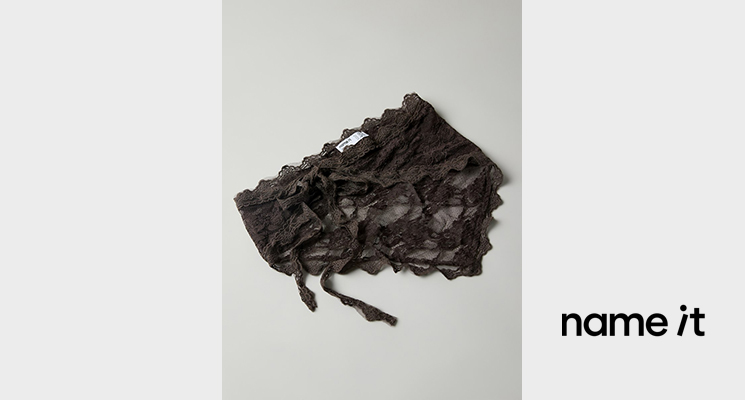 schwarzes Dreiecks-Tuch zum Rumbinden um Hose von Name it
