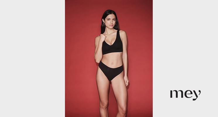 Frau in schwarzem BH und Slip von Mey